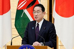 Премьер Японии займется отношениями с КНДР для спасения своего рейтинга